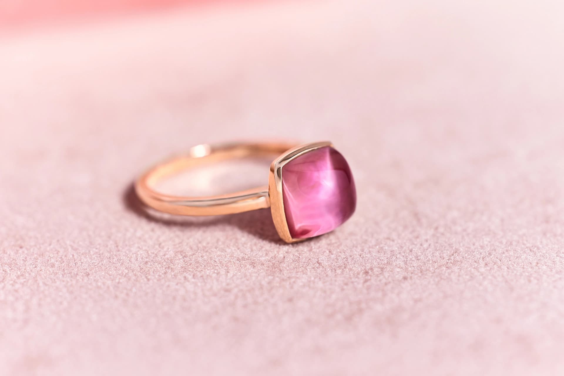 Farbsteine in Gold